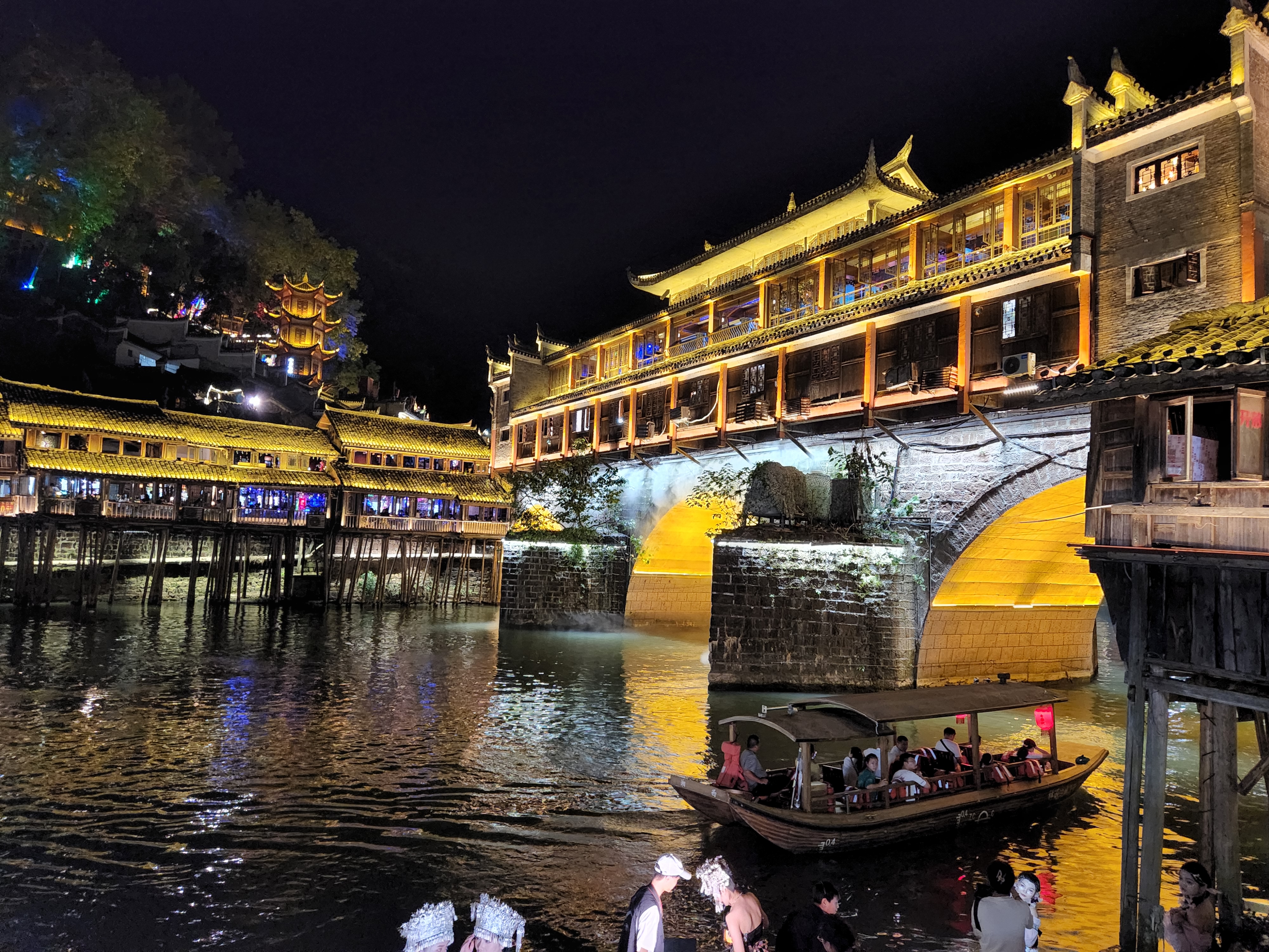 《走进凤凰古城：烟雨江南中的湘西明珠》